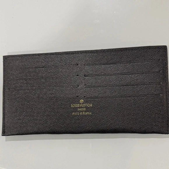 Louis Vuitton Elegant Black Card Holder - Picture 5 of 6